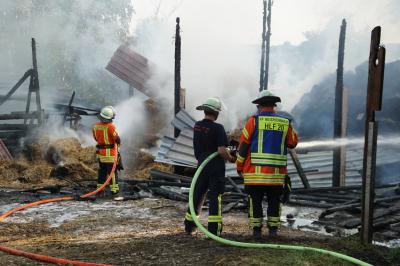 Brand eines landwirtschaftlichen Unterstands, mehrere Feuerwehren im Einsatz in Reichenbach